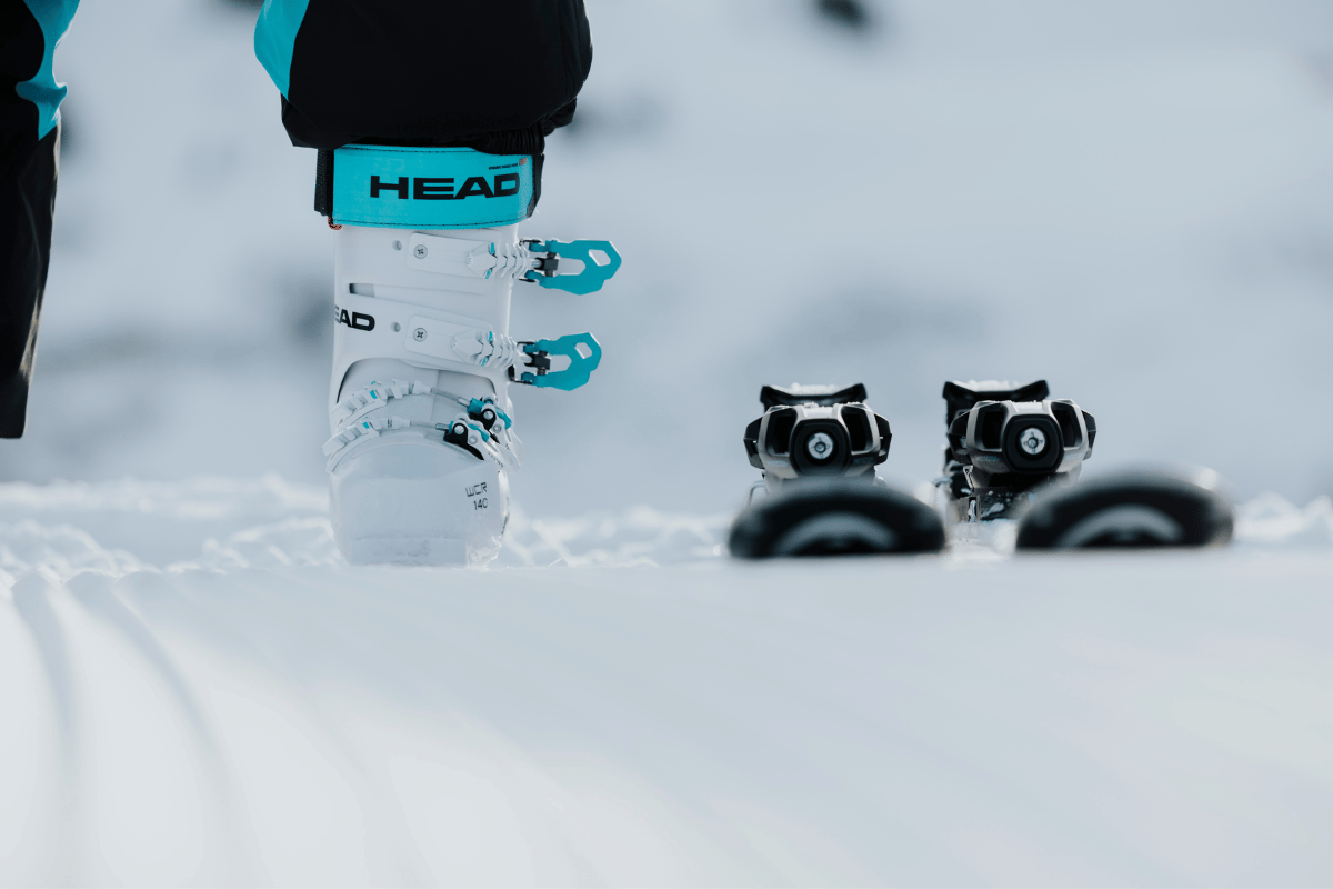Head Skischuh und Skibindung im Schnee
