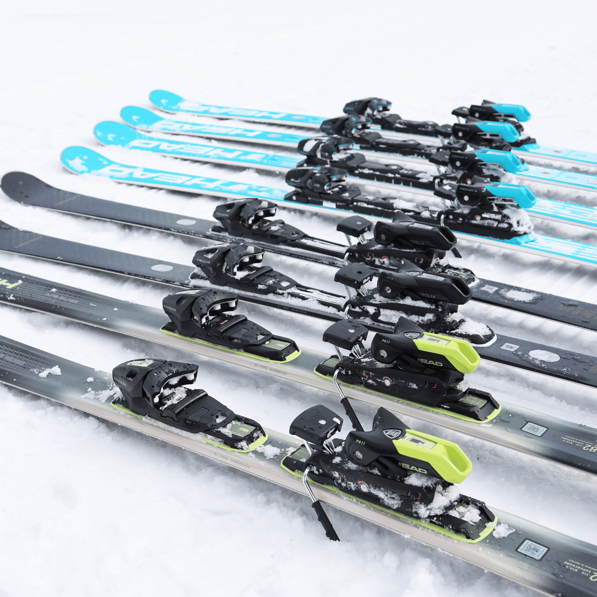 Verschiedene Ski-Modelle im Vergleich